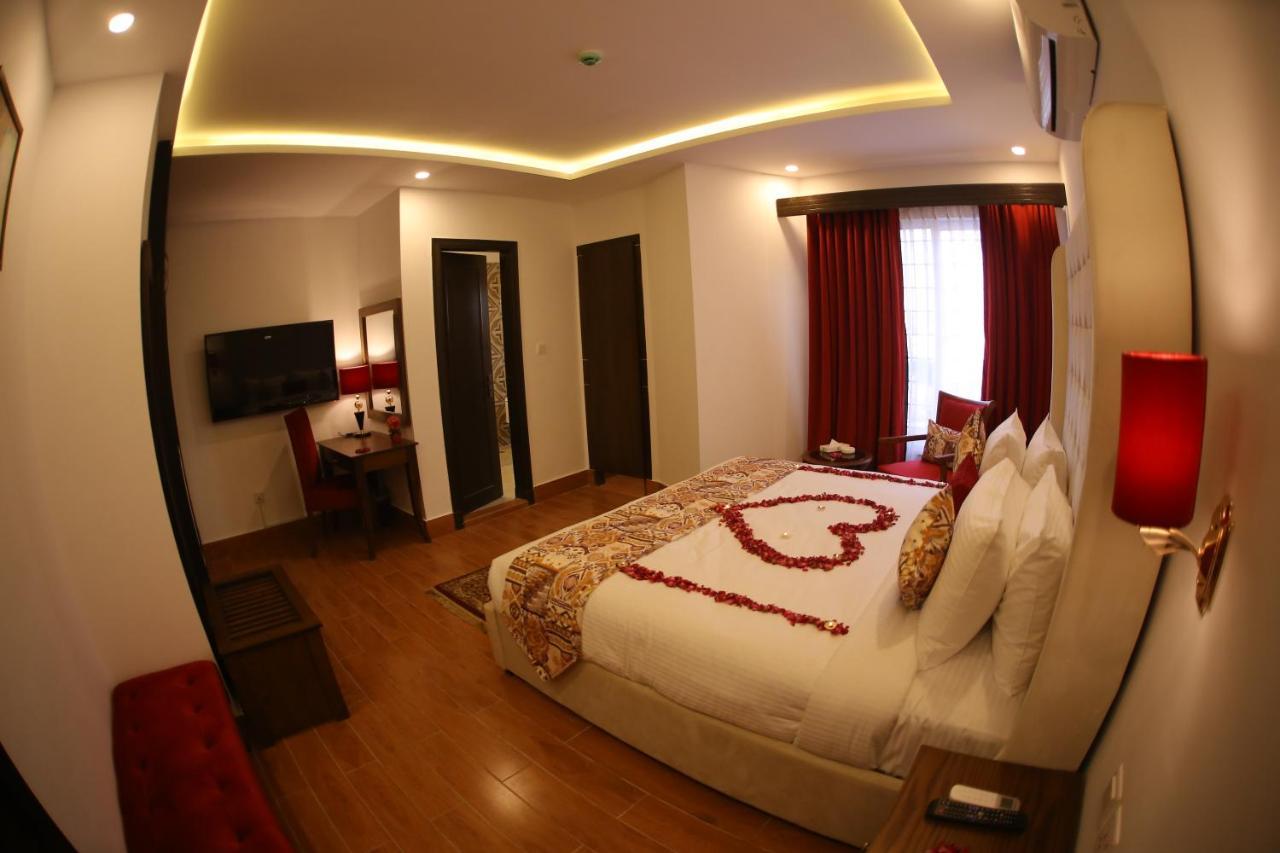 רוואלפינדי Grand Mongolia Hotel מראה חיצוני תמונה