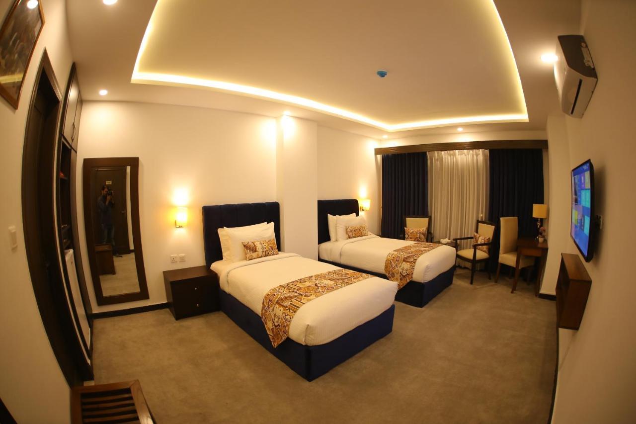 רוואלפינדי Grand Mongolia Hotel מראה חיצוני תמונה