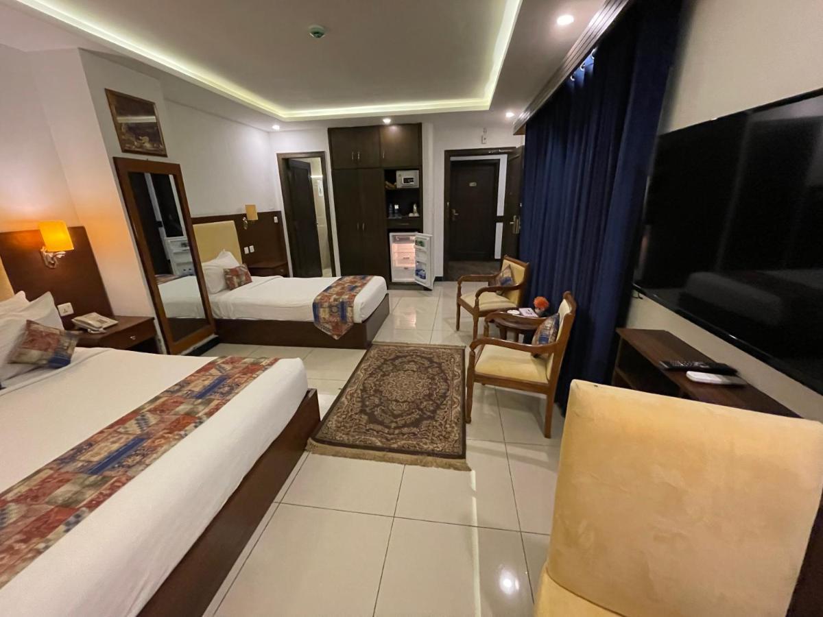 רוואלפינדי Grand Mongolia Hotel מראה חיצוני תמונה