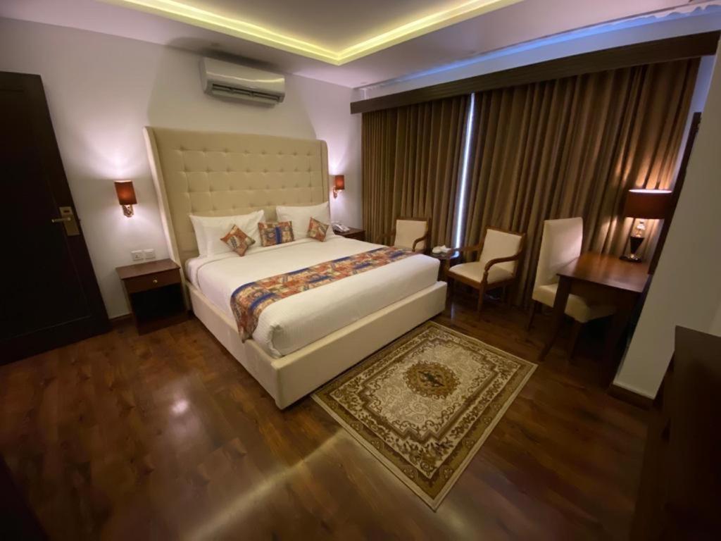 רוואלפינדי Grand Mongolia Hotel מראה חיצוני תמונה